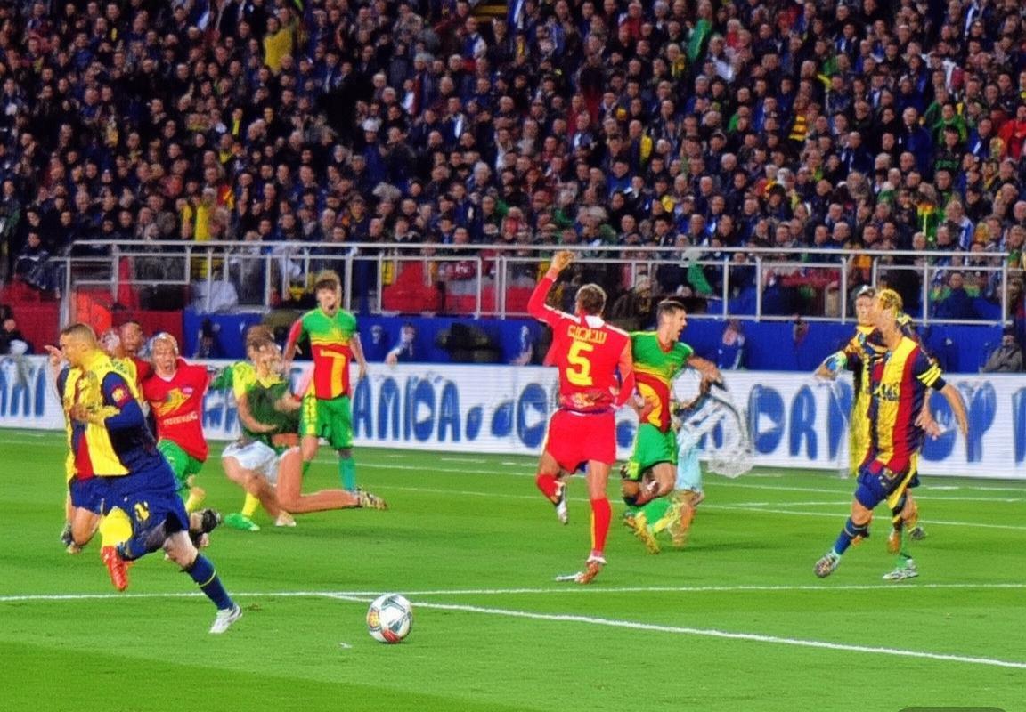 巴塞罗那VS里昂：欧战焦点战精彩回顾及战术对决分析