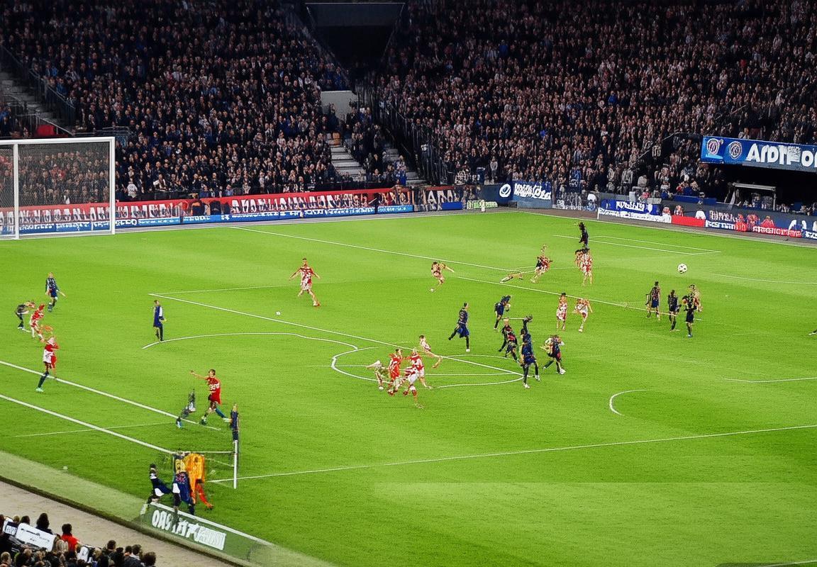 足球战术对决：贝尔格德红星VS巴黎圣日耳曼经典瞬间解析